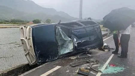 台東吉普車翻覆釀3傷！駕駛拋飛命危送醫搶救