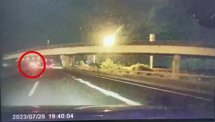 影/失控瞬間曝光！高雄男掛變造車牌遭查緝　國道飆速逃逸自撞遭逮
