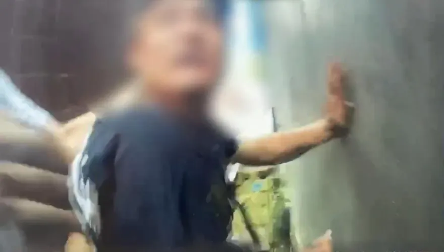 影/毒蟲見警毒品丟水溝手刀逃竄　窄巷內踉蹌仆街被甕中捉鱉
