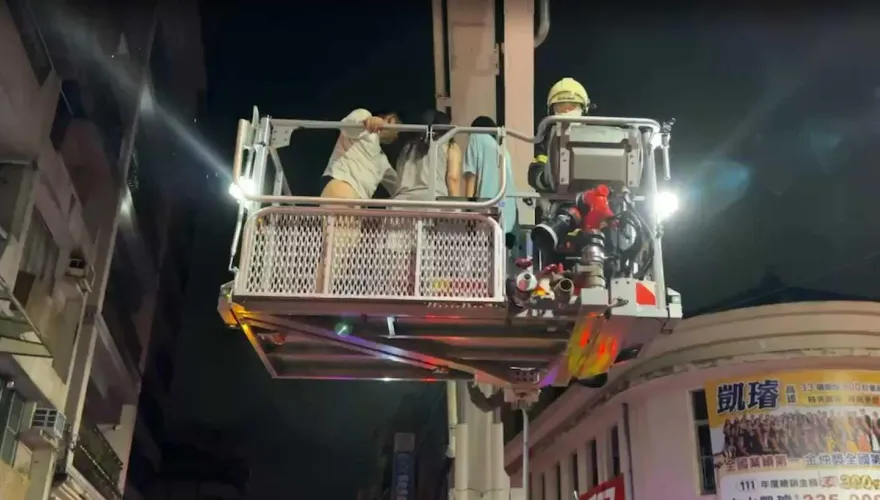 影/疑電線走火！高雄透天厝凌晨猛竄黑煙　警消急升雲梯救3人脫困