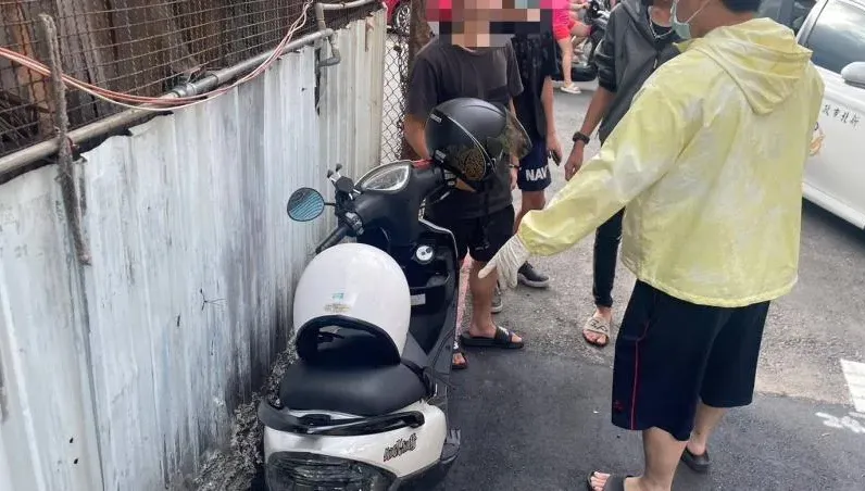 悲哀！蹺家少年「投靠朋友」偷車被逮…警通知家屬無人理　僅志工陪伴