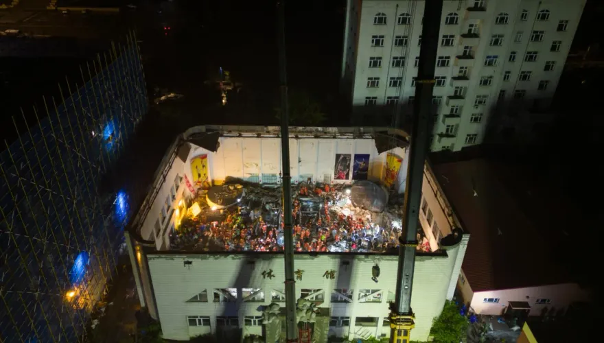 黑龍江中學體育館屋頂坍塌！10名女排隊員、1教練罹難　倖存者悲泣：我的好朋友們都走了
