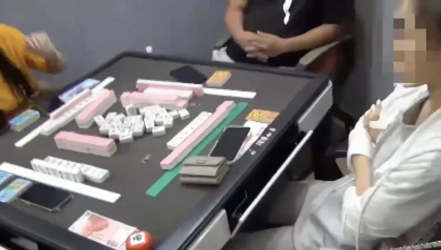影/棋牌社掩護職業麻將賭場　警突襲逮33人扣20萬賭資