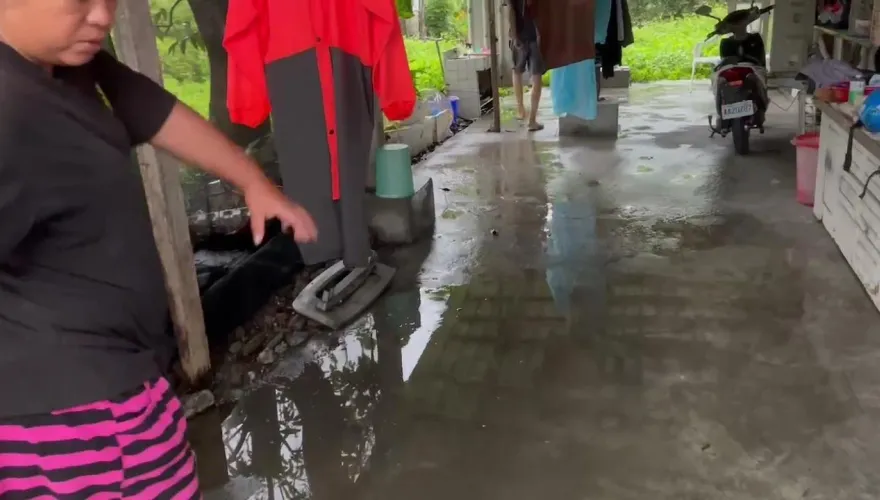 杜蘇芮災情/花蓮玉里施工中水溝遭豪雨灌滿！大水從缺口淹入民宅