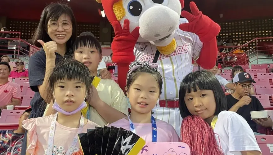 頂新和德邀弱勢兒觀賽圓夢　小小啦啦隊幫味全龍加油