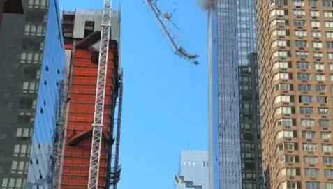 影/驚險畫面曝光！紐約起重機高空突起火　吊臂從45層樓高墜落釀12傷