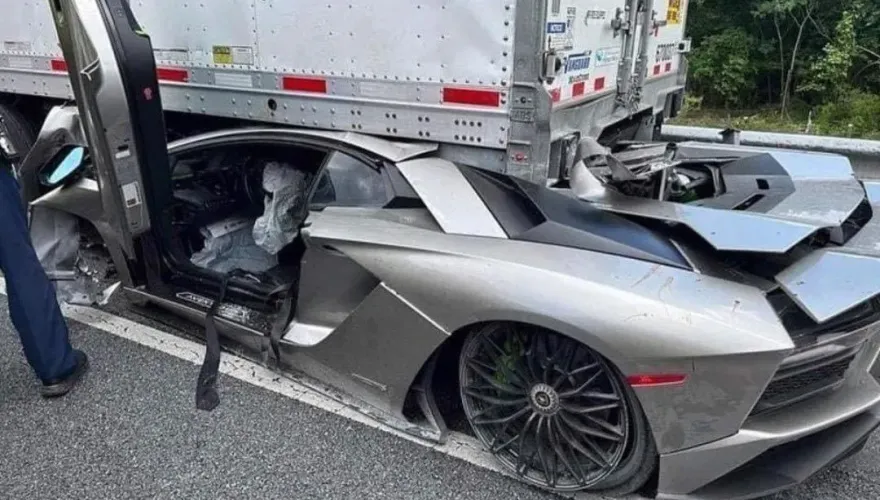 汽車達人網紅突po超嚴重車禍照！超跑「整輛插入變形」真相曝
