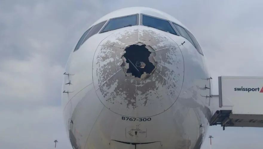 高空驚魂！達美航空米蘭上空遇冰雹機身被砸出數個洞　緊急改降羅馬