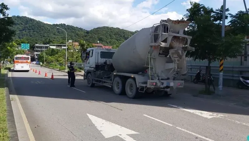 全民叫好！砂石車沿路滲漏污泥害慘用路人　三峽警嚴查一個月狂罰200萬