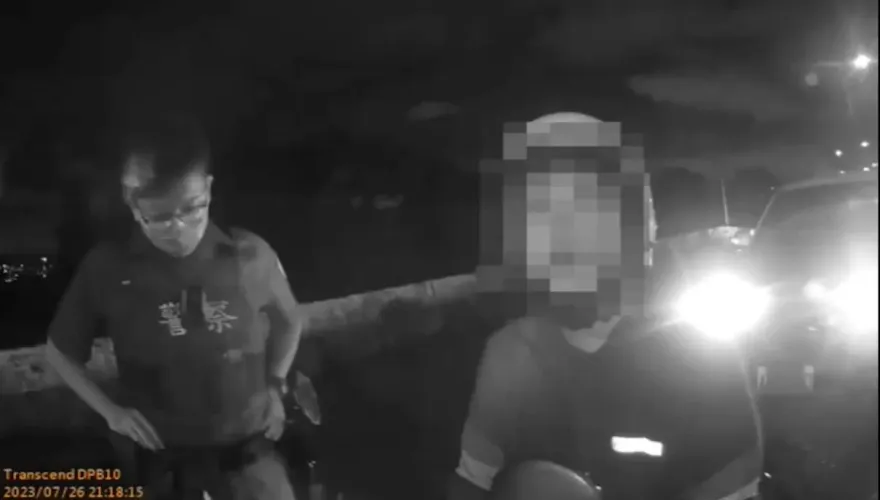 影/通緝男遭攔查假意配合停車　手刀狂奔遭壓制逮捕痛苦哀嚎