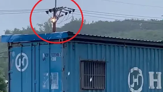 杜蘇芮災情/屏東風雨超大！小琉球電桿線路遭狂風猛吹跳電起火