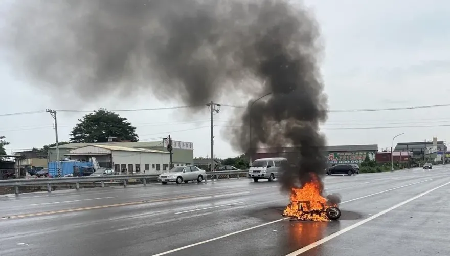 影/起火畫面曝光！台南女騎士太累恍神雷殘　機車成火球燒到剩骨架