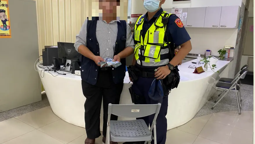 台中糊塗騎士「錢袋破掉」騎車飛撒20萬鈔票　熱心民眾幫撿回
