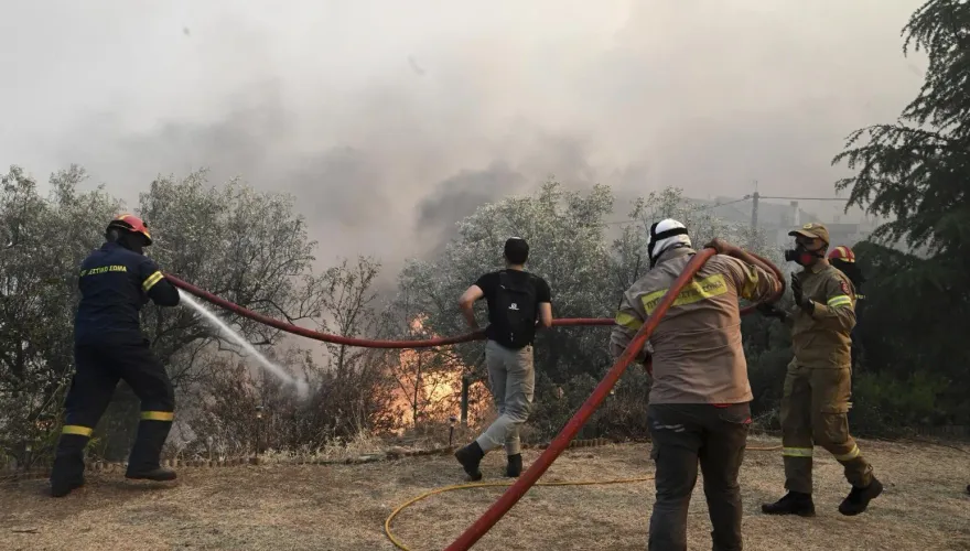 影/希臘強風助長野火肆虐　蔓延至附近空軍彈藥庫引發大爆炸