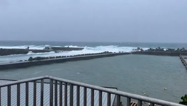 杜蘇芮災情/吹斷小琉球供電！電線落地「狂冒火光」　退房讓民宿業者嘆生意不妙