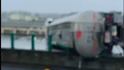 影／豪大雨路滑釀禍！台78線虎尾段牛奶槽車翻覆橫躺…1傷送醫