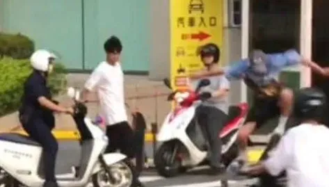 影/帝王「滑板行人」2起！信義區街頭被逮開單竟說「謝啦」　內湖大賣場也被入侵