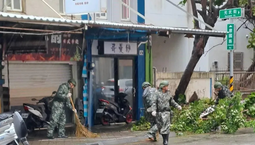 影/杜蘇芮災情！颱風肆虐澎湖　澎防部投入500多名國軍幫助災後復原