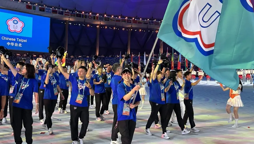 世大運/「排球甜心」掌旗狂圈粉！廖苡任登微博熱搜　招牌甜笑萌翻陸網：好可愛