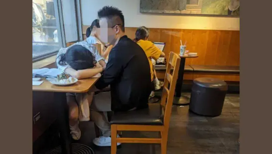 星巴克驚見「情侶舌吻種草莓」！妹子嚇傻秒換咖啡廳　網曝：案情不單純