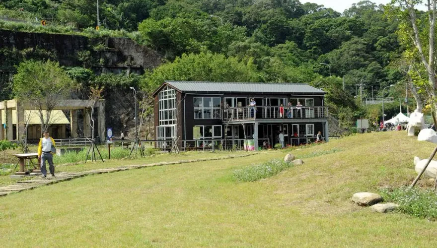 快訊/北市南港生態公園驚傳男子陳屍車內　警急拉封鎖線清查身分