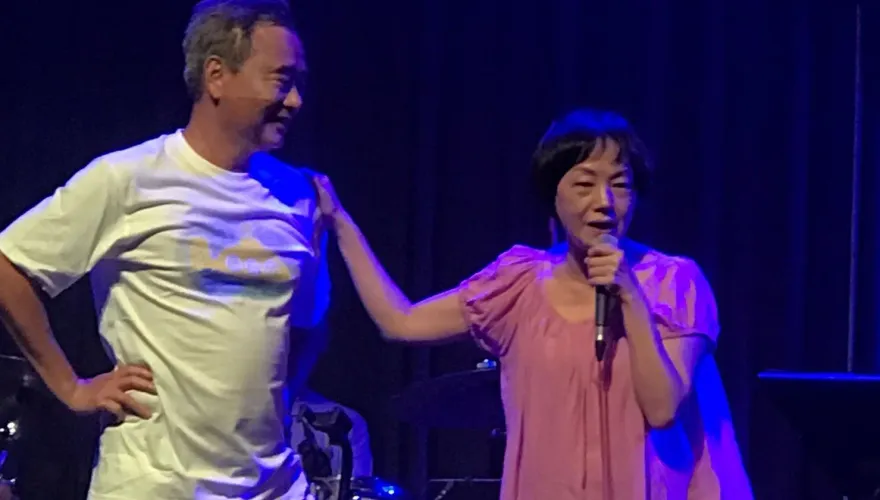 陳昇性騷風波後首露面！老婆上台激吻力挺　他高喊：我不是爛貨
