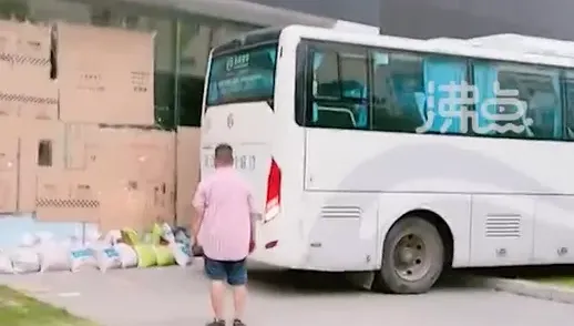 影/杜蘇芮登陸「神級防颱」！跑車店老闆出動4台大巴守護「藍寶堅尼」