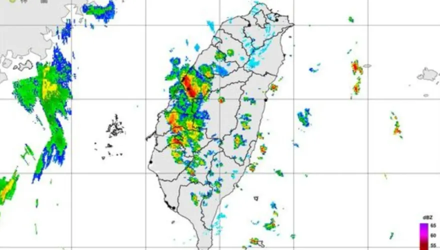 掃到颱風尾！11縣市「豪大雨特報」台中、彰化甚至大雷雨