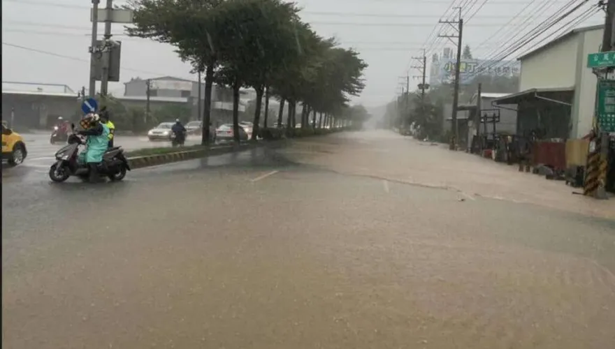 彰化彰南路一段大雨淹水 老翁騎機車跌倒擦傷