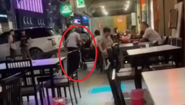 太扯！高雄燒烤店驚見女暴打狗　網全怒：腦子有事？