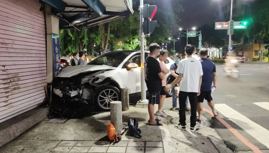 影/失控片曝！保時捷直行「衝撞左轉轎車」　3機車遭殃再撞冰店
