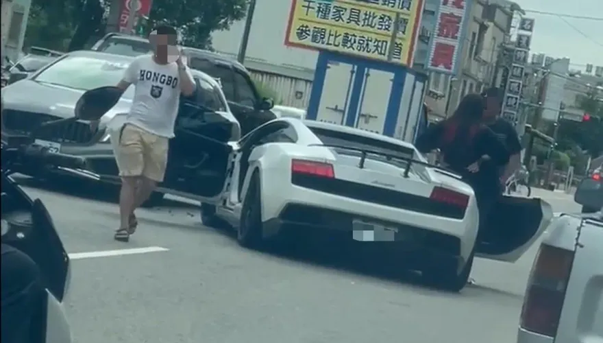 影/抓姦？賓士先撞藍寶堅尼、再拉嫩妹下車　網觀戰：七辣寧在牛車上哭