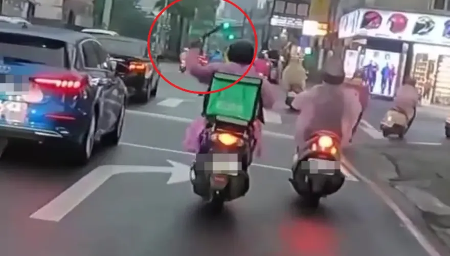 影/台中外送員揮西瓜刀邊騎車　人逮到了！稱一時興起亮傢伙