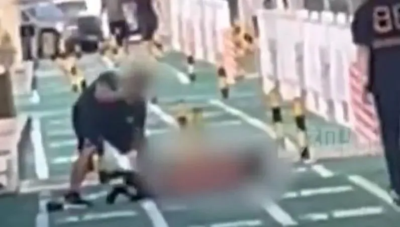夫妻街頭起衝突！男子當街扒光妻子上衣暴打持續3分鐘　警到場處理…冷回1句話