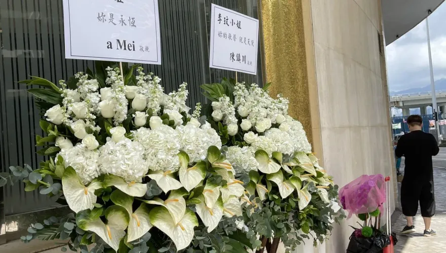 李玟告別式/直擊香港靈堂現況！阿妹、川哥花籃來了…這2句話引人鼻酸