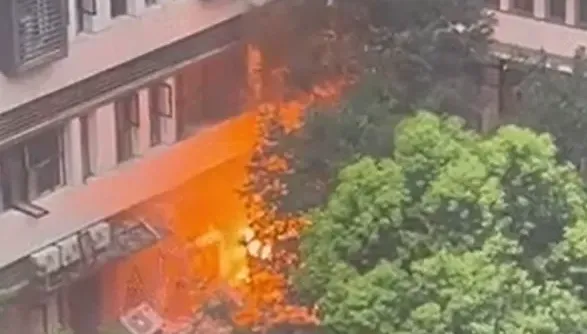 影/陸餐廳又傳爆炸！凌晨突竄熊熊火光釀3傷　隔壁店家「招牌被炸碎」