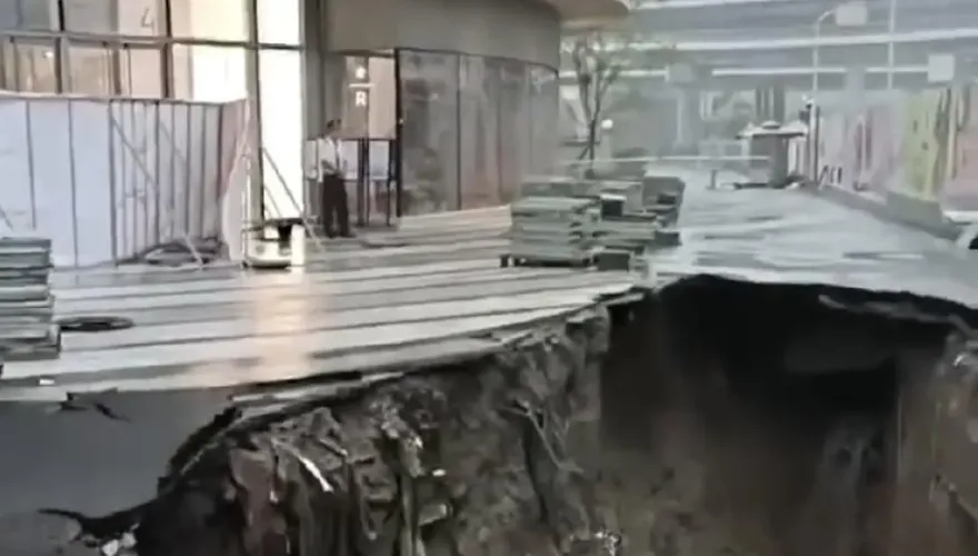 影/北京連日豪雨路基鬆動　商場「開幕僅42天」驚現6公尺深天坑