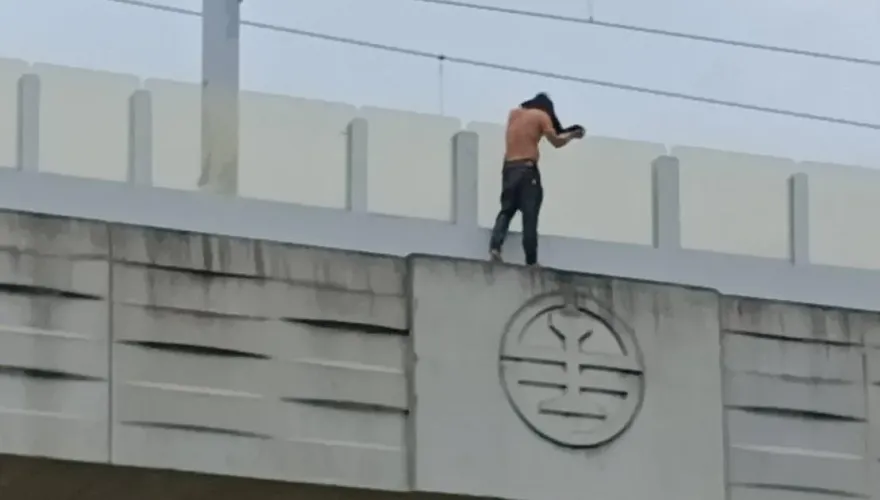 影/台鐵栗林車站自強號撞死人！移工躲警翻隔音牆出事