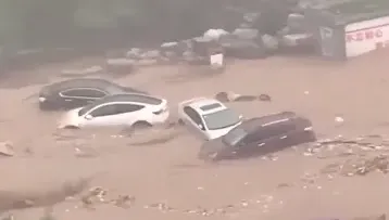 影/北京暴雨導致山洪爆發　大量汽車遭沖走畫面驚人