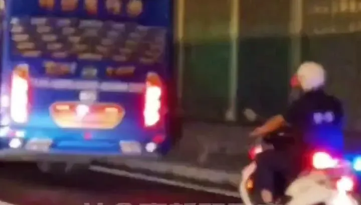 影/警騎機車國1飆攔遊覽車！原來是他撞車落跑趕載客