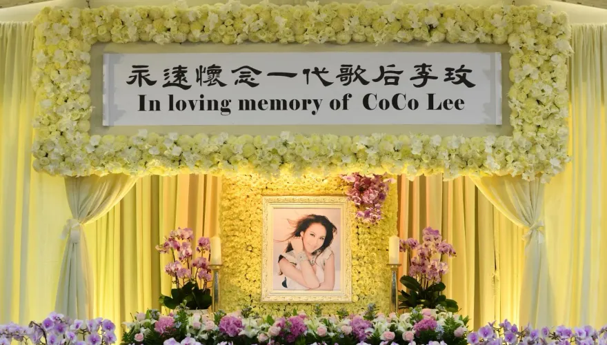 李玟告別式/靈堂曝光！整片白紫色花海包圍...遺照「陽光燦笑」如天使