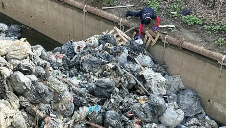 嘉義水上大排遭倒廢棄物　垃圾堆翻找證物、以車緝兇