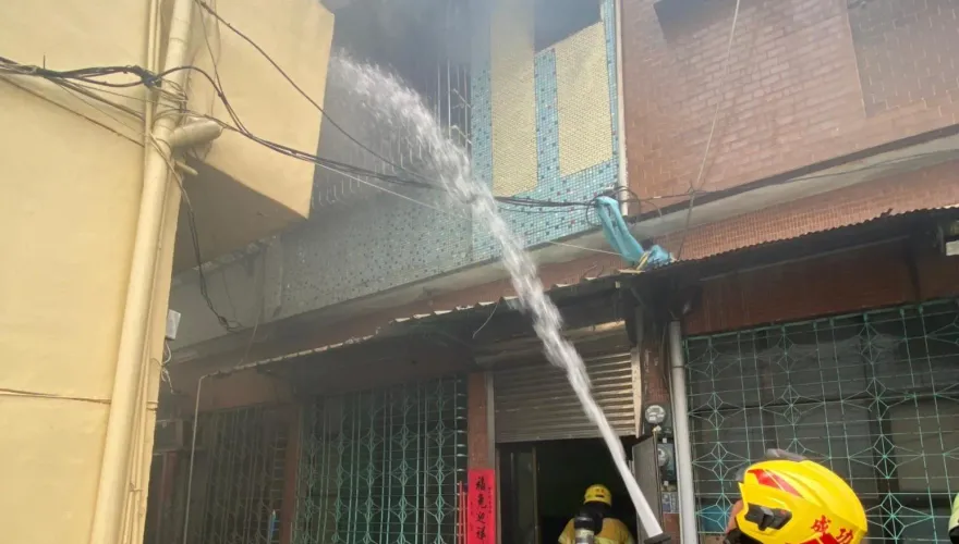 快訊／高雄透天厝竄白煙！疑神明廳起火　機警孫拉阿嬤衝家門