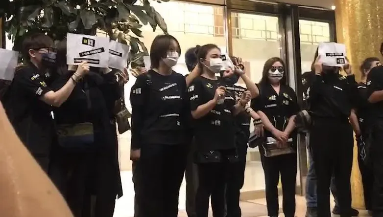 李玟告別式/粉絲聚集靈堂外險暴動！舉牌大罵Bruce：渣男去S吧