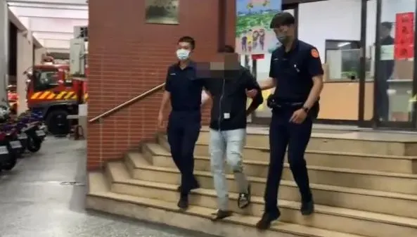 影/囂張片！逢甲商圈爆銀樓消費糾紛怒砸店「嫌犯還對鏡頭比YA」　人遭逮車也被拖走