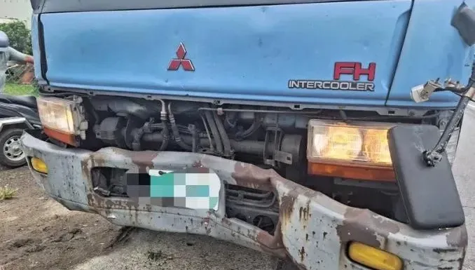 腳麻煞車踩不下去？新北八里驚險車禍　阿北貨車擦撞店家衝護欄才停下