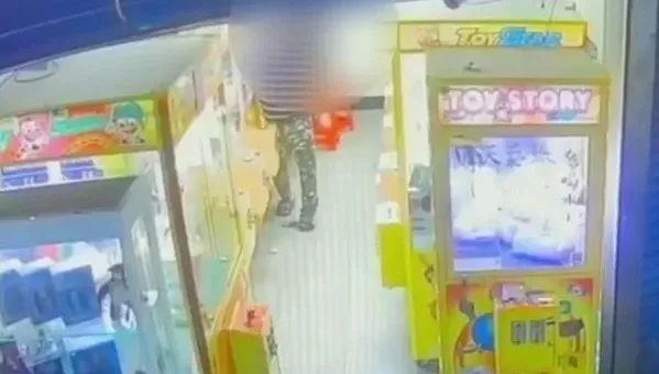 影/晚上太無聊？男子夾娃娃敲打機台被盤查　竟嗆警「揹槍流氓」秒遭壓制逮捕