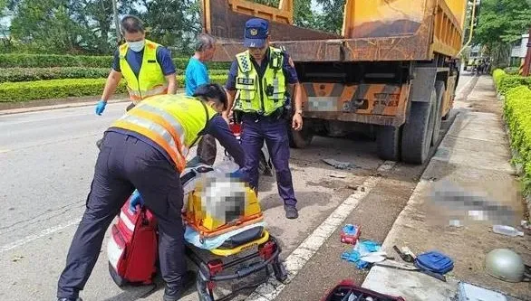 未注意路邊停靠大貨車！機車插進車斗…騎士倒栽蔥頭部重創　送醫搶救中