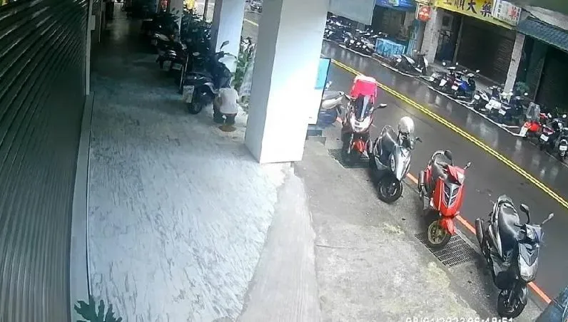 當街噴黃金！三重男疑「凍未條」在騎樓嗯嗯　店家怒罵：太缺德