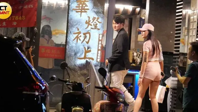 蕭淑慎控小15歲尪「騷包鬼祟」！喊話記者幫監督　結果拍到這畫面